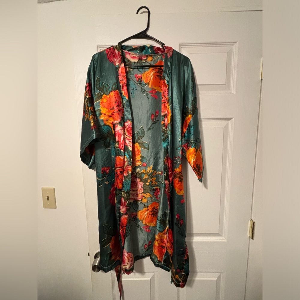 “EPLAZA Women Floral Silky Satin Robe” Size L/XL in “Light Green”